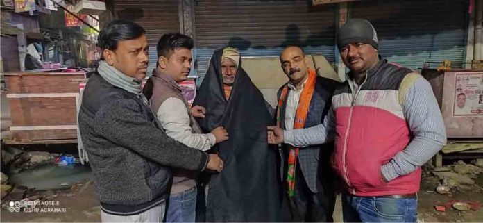BJP leaders distributed blankets in severe cold