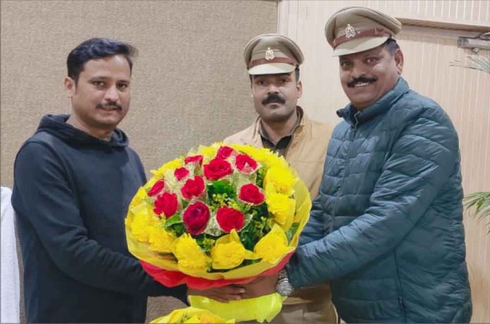 The police station chief congratulated the DIG by giving a bunch of flowers